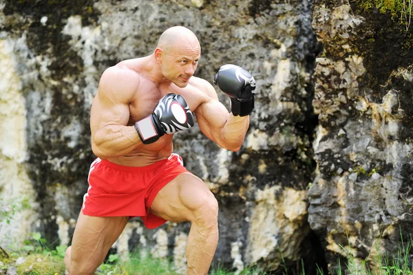 Νέοι boxerman αθλείστε σε εξωτερικούς χώρους — Φωτογραφία Αρχείου