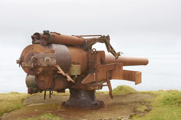 Cannone arrugginito dell'era della seconda guerra mondiale — Foto Stock