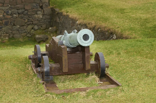 Старая пушка на крепости на Фарерских островах — стоковое фото