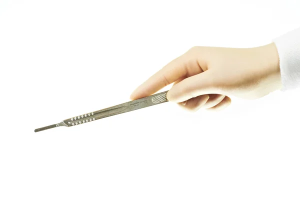 Kirurgiska instrument - skalpell handtag - innehas av kirurger hand — Stockfoto