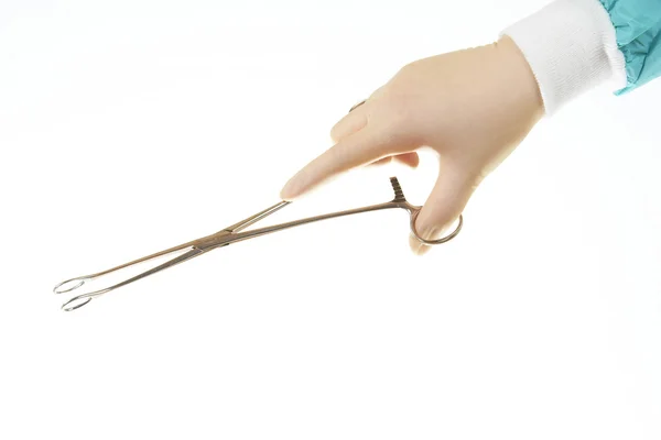 Instrumento quirúrgico (fórceps de esponja Foerster (Ballenger)) sostenido por la mano de los cirujanos — Foto de Stock