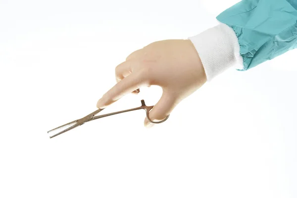 Instrumento quirúrgico hemostato recto de Kocher sostenido por la mano de los cirujanos — Foto de Stock