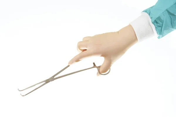 Instrumento quirúrgico (pinzas para conductos biliares) sostenido por la mano de los cirujanos — Foto de Stock