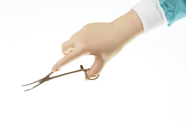 Strumento chirurgico - pinza emostatica curva europea - tenuto dalla mano dei chirurghi — Foto Stock