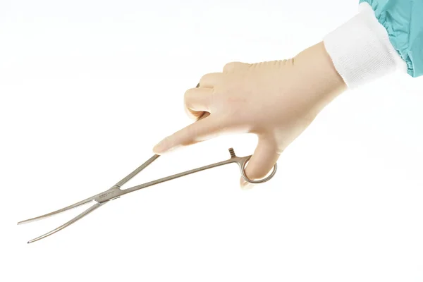 Narzędzia chirurgiczne - pean wygięte, hemostatyczne kleszcze - posiadanych przez chirurgów ręki — Zdjęcie stockowe