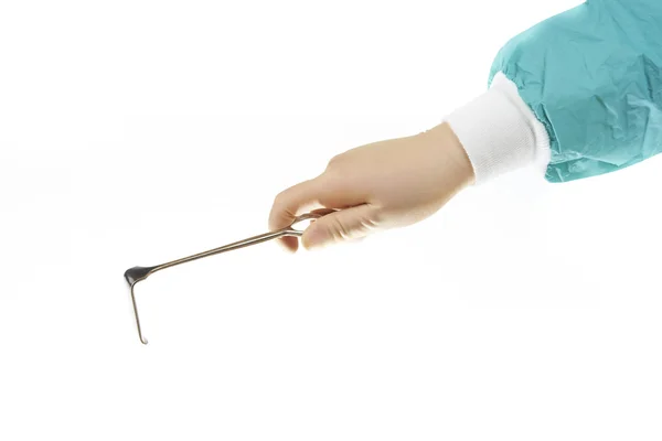 Retractor quirúrgico (kocher langenbeck) sostenido por la mano de los cirujanos —  Fotos de Stock