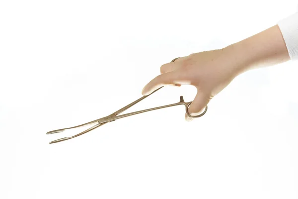 Хирургический инструмент, удерживаемый рукой хирурга — стоковое фото