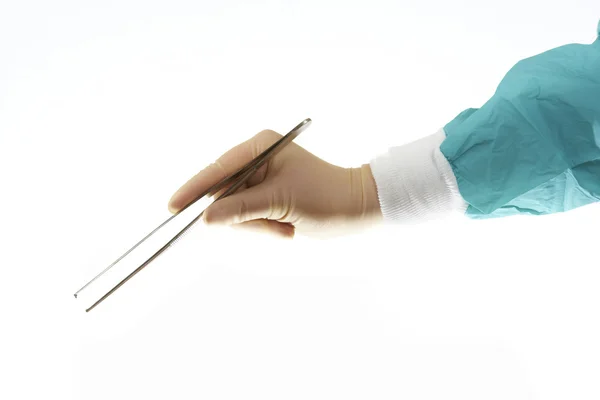 Chirurgische pincet gehouden door chirurgen hand — Stockfoto