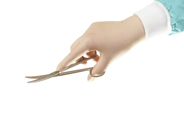 手术器械-梅奥剪刀-举行由外科医生的手 免版税图库照片
