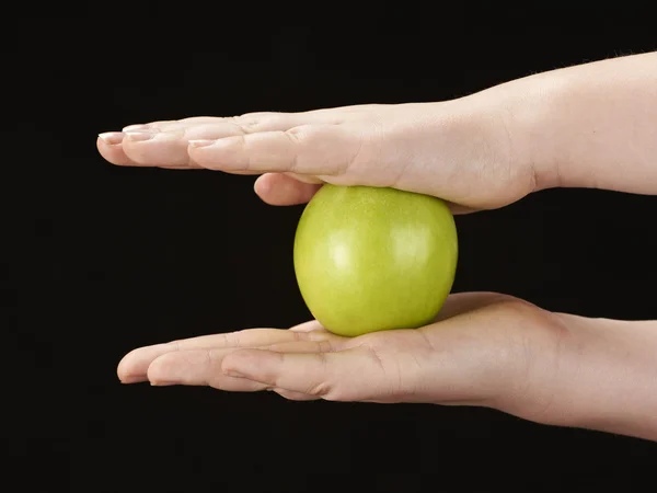 Дети руки с яблоком — стоковое фото