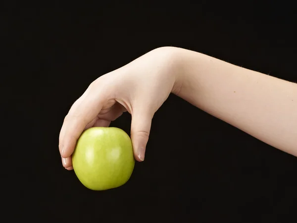 Childs Hand mit Apfel — Stockfoto