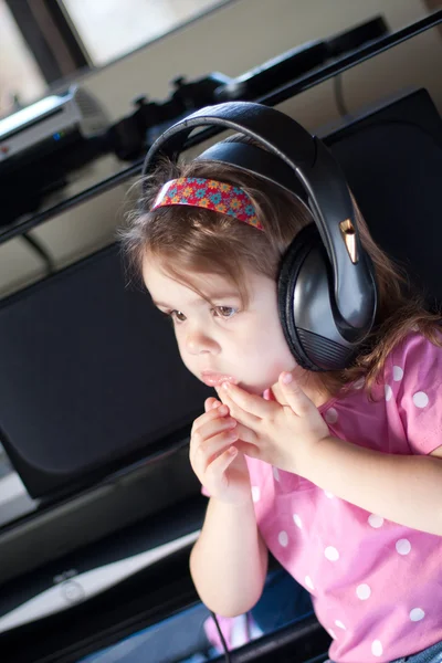 Niño con auriculares — Foto de Stock