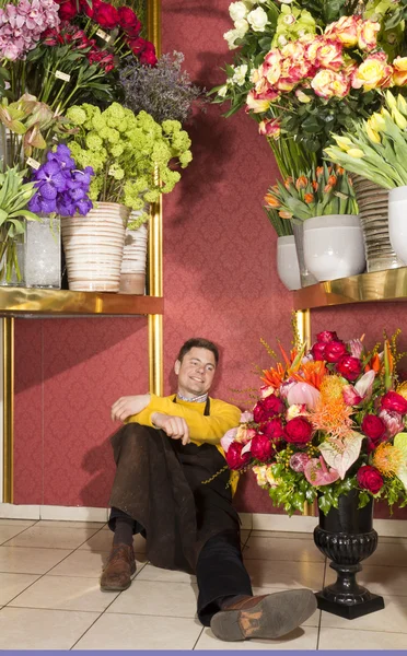 Щасливий флорист відпочиває після важкої роботи — стокове фото