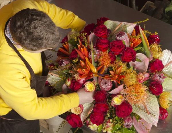 Fleuriste organisant des fleurs fraîches — Photo