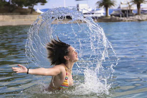 Chica salpicando fuera del agua — Foto de Stock