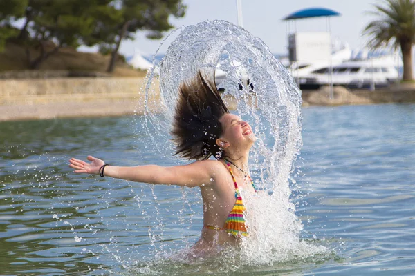 Flickan plaskade ur vattnet — Stockfoto