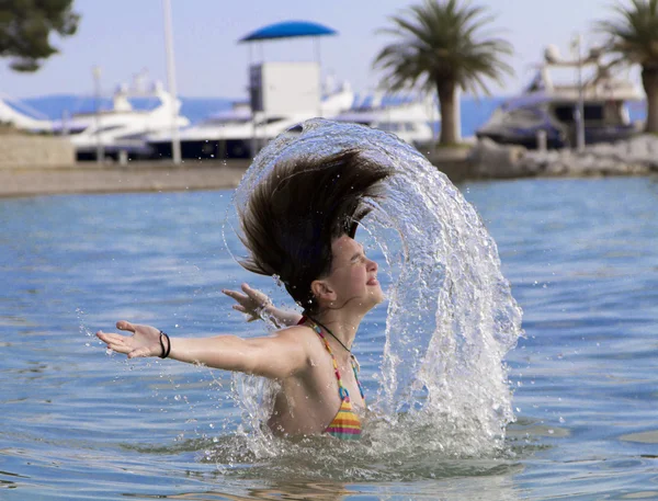 Дівчина виплескає з води — стокове фото