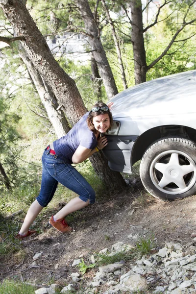 Girl pushes car — Stock Photo, Image