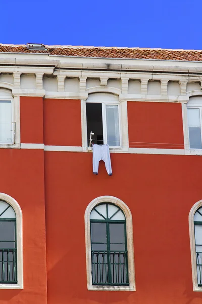 Casa mediterranea rossa e pantaloni biancheria intima lunghi — Foto Stock