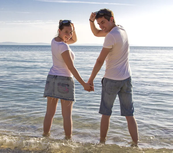 Attractive young couple on beach — Stock Photo, Image