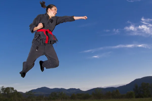 Agresszív ninja lány a levegőben — Stock Fotó