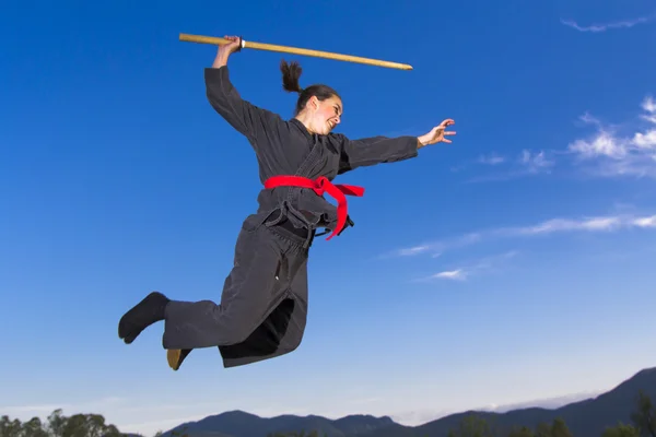 Летающая ниндзя с мечом — стоковое фото
