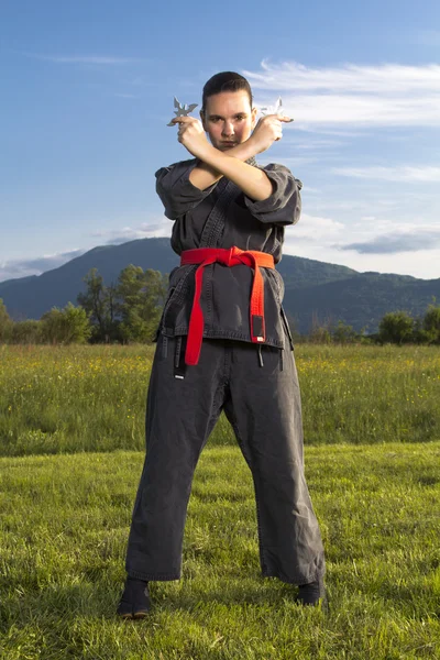 Vrouw ninja met shuriken — Stockfoto