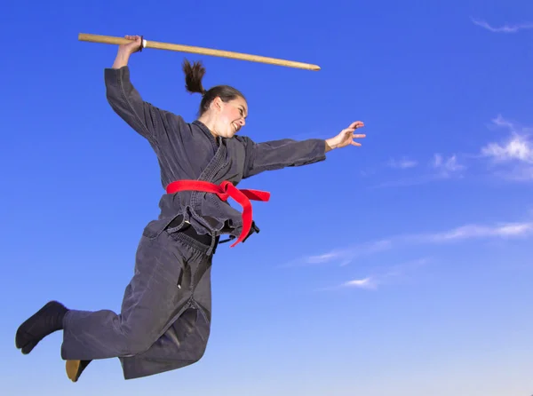 Femme ninja voler avec katana — Photo