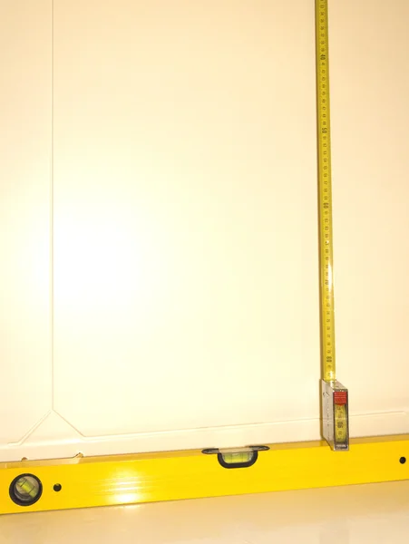 Spirit level and measuring tape — Stock Photo, Image