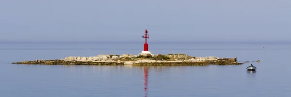 Panorama de pequeña isla con faro rojo y pescador en barco —  Fotos de Stock