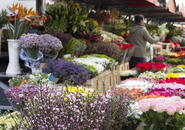 Цветочный рынок весной — стоковое фото