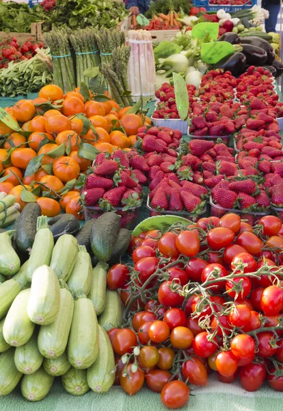 Krásné ekologické zeleniny na slunné trhu — Stock fotografie