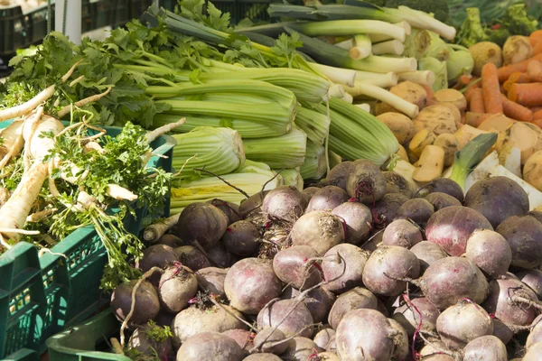 Vegetales ecológicos en el mercado soleado — Foto de Stock