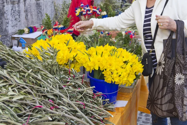 Сбор цветов на рынке — стоковое фото