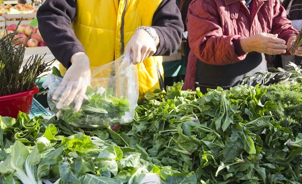 Продажа органических овощей на рынке — стоковое фото
