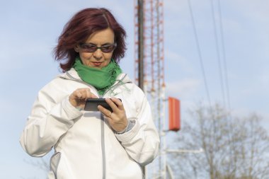 Orta yaş kadın ile tablet telefon yakışıklı