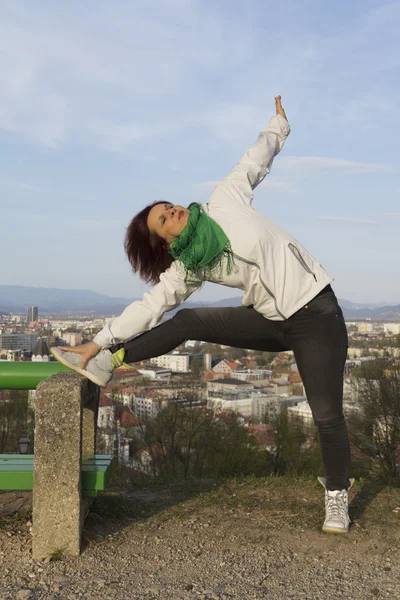Mujer haciendo estiramientos y ejercicios de yoga — Foto de Stock