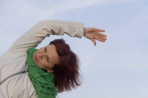 Donna che fa esercizi di stretching e yoga — Foto Stock