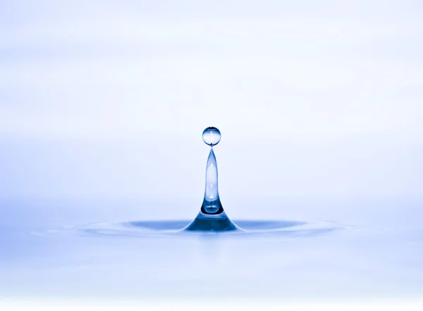Vatten droppe blå — Stockfoto