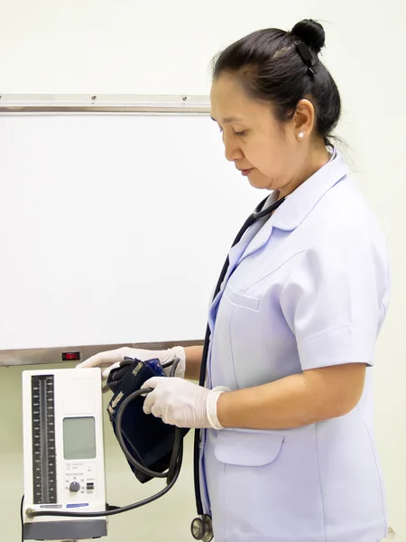 Медсестра с измерителем давления — стоковое фото