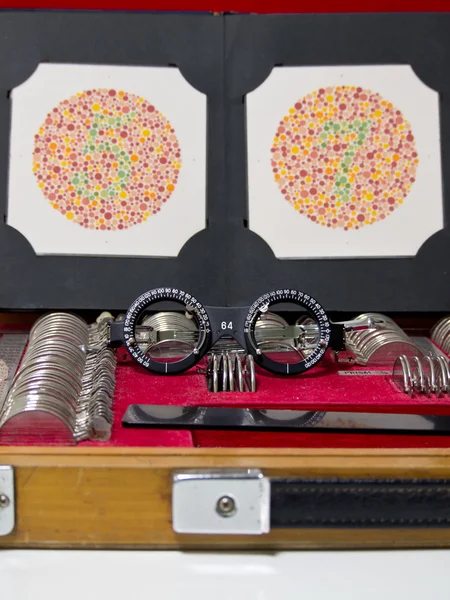 Оптимальные линзы, эфирные очки и цветной слепой тест — стоковое фото