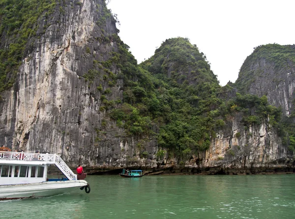Tourist Boat in Halong Bay, Vietnam. — Stock Photo, Image