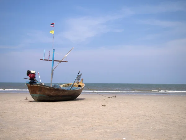 Vecchia barca di pescatori in spiaggia — Foto Stock