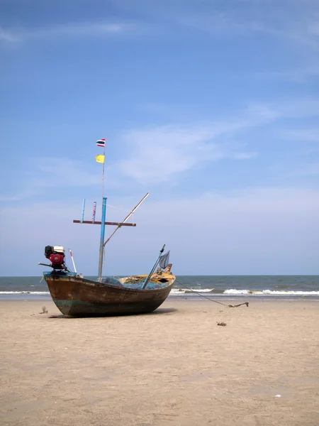 Łódź na plaży, hua hin, Tajlandia — Zdjęcie stockowe