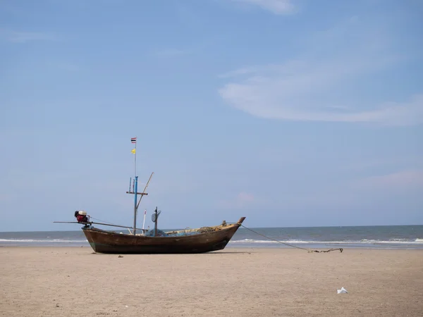 Houten vissersboot op het strand van hua hin, thailand — Stockfoto