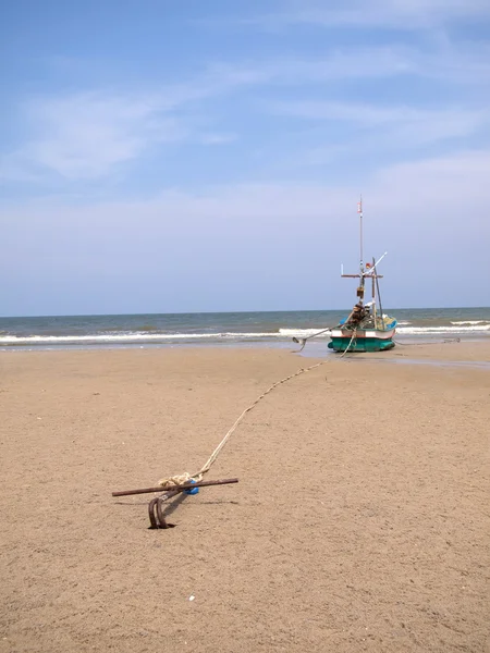Połów Łódka zakotwiczona przy plaży — Zdjęcie stockowe