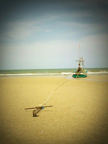 Рыбацкая лодка, стоящая на якоре у пляжа — стоковое фото