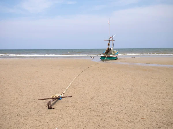 A fishing boat anchored by the beach — Stock Photo, Image