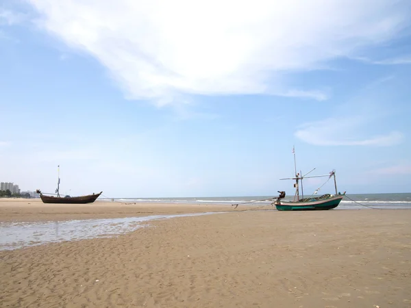 Старые рыбацкие лодки на пляже — стоковое фото
