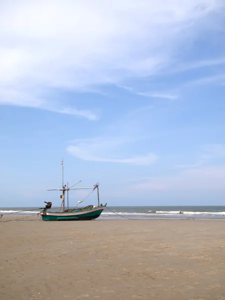Łódź na plaży w hua hin, Tajlandia — Zdjęcie stockowe